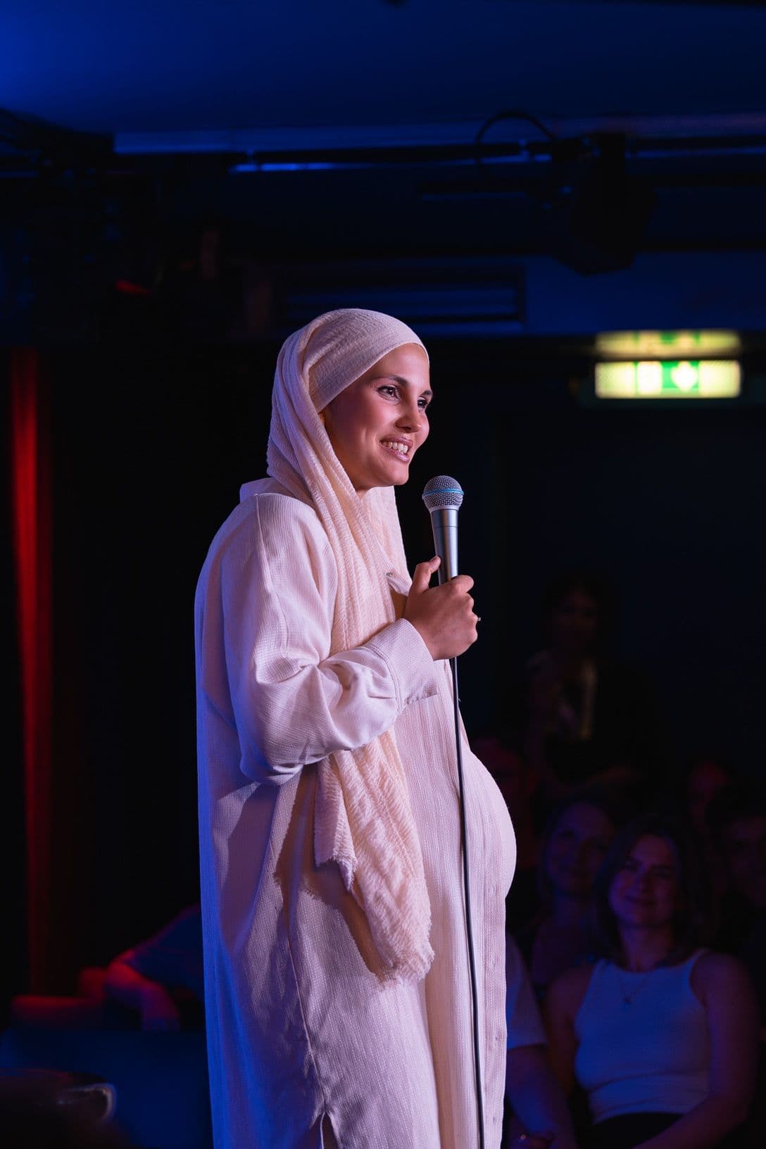 Anissa Loucif im Downstairs Comedy Club Berlin