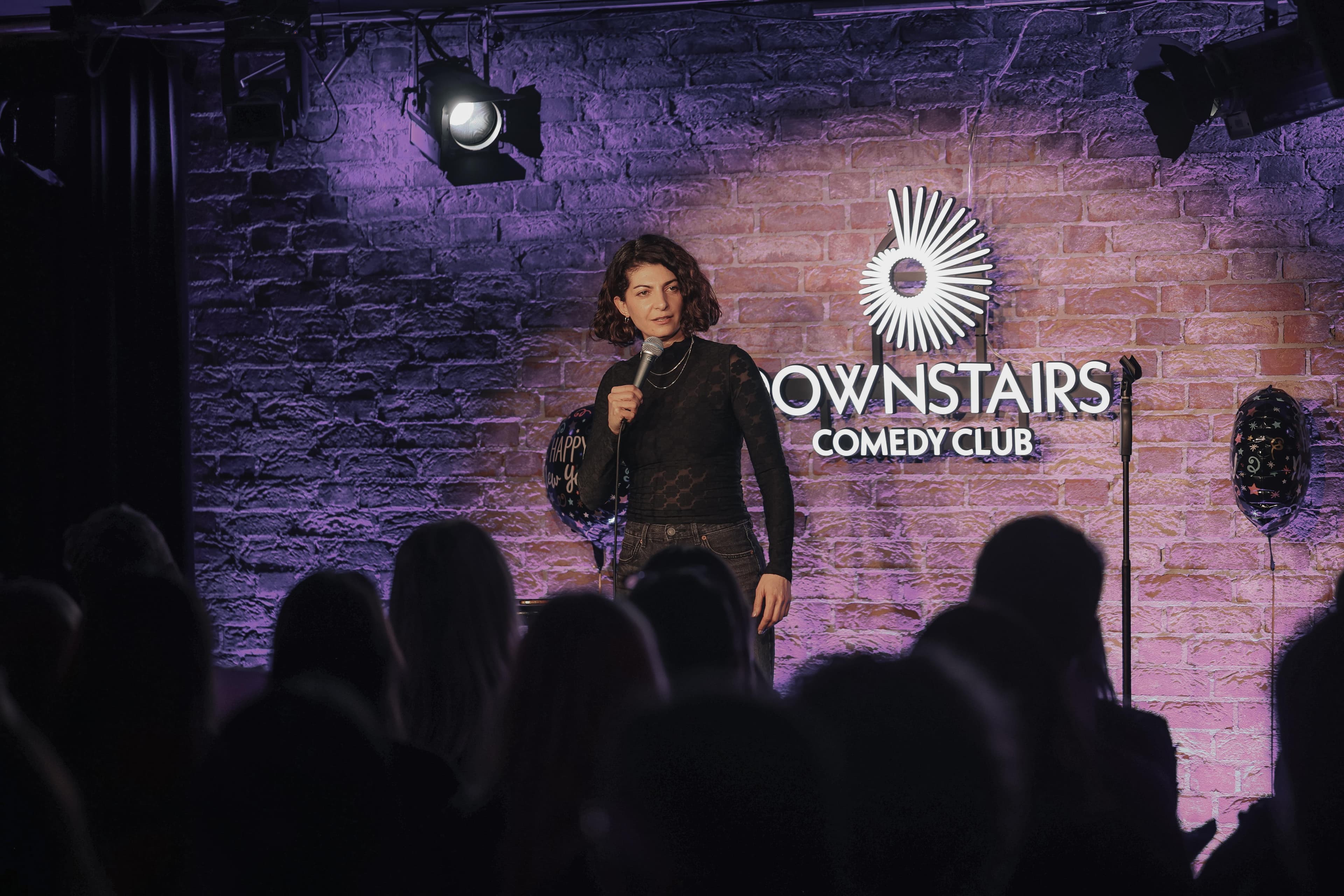 Filiz Tasdan im Downstairs Comedy Club Berlin